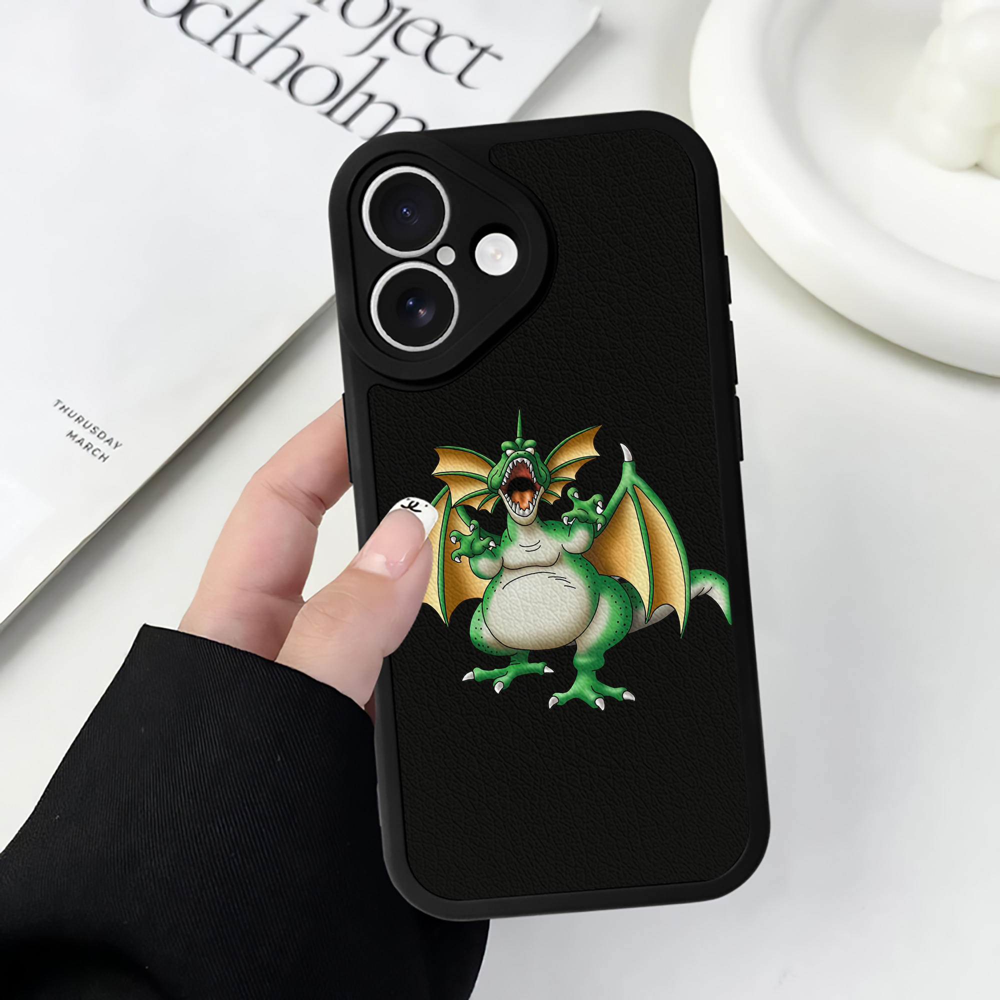（画像用） ドラゴンクエスト Doragon Kuesuto Dragon Quest 【iPhone 16シリーズ対応】シリコンスマホケース（レザー調） 材質：シリコン